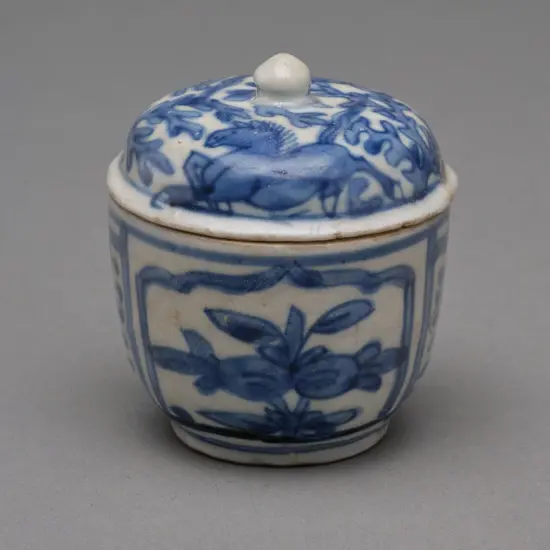 A Zhangzhou porcelain covered pot, 17thC